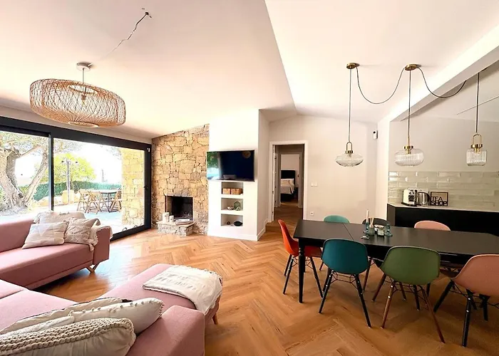 Pool And Private Access 빌라 또사데마르